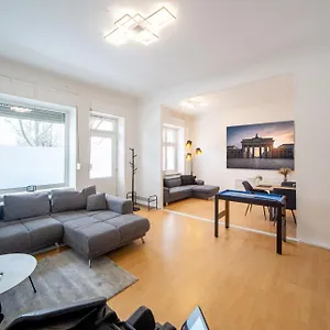 Apartment Massagesessel, King-sized Bed, Billardtisch, 2 Couches, Berlin